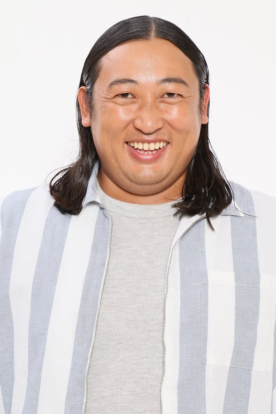 笑顔の男性のポートレート。