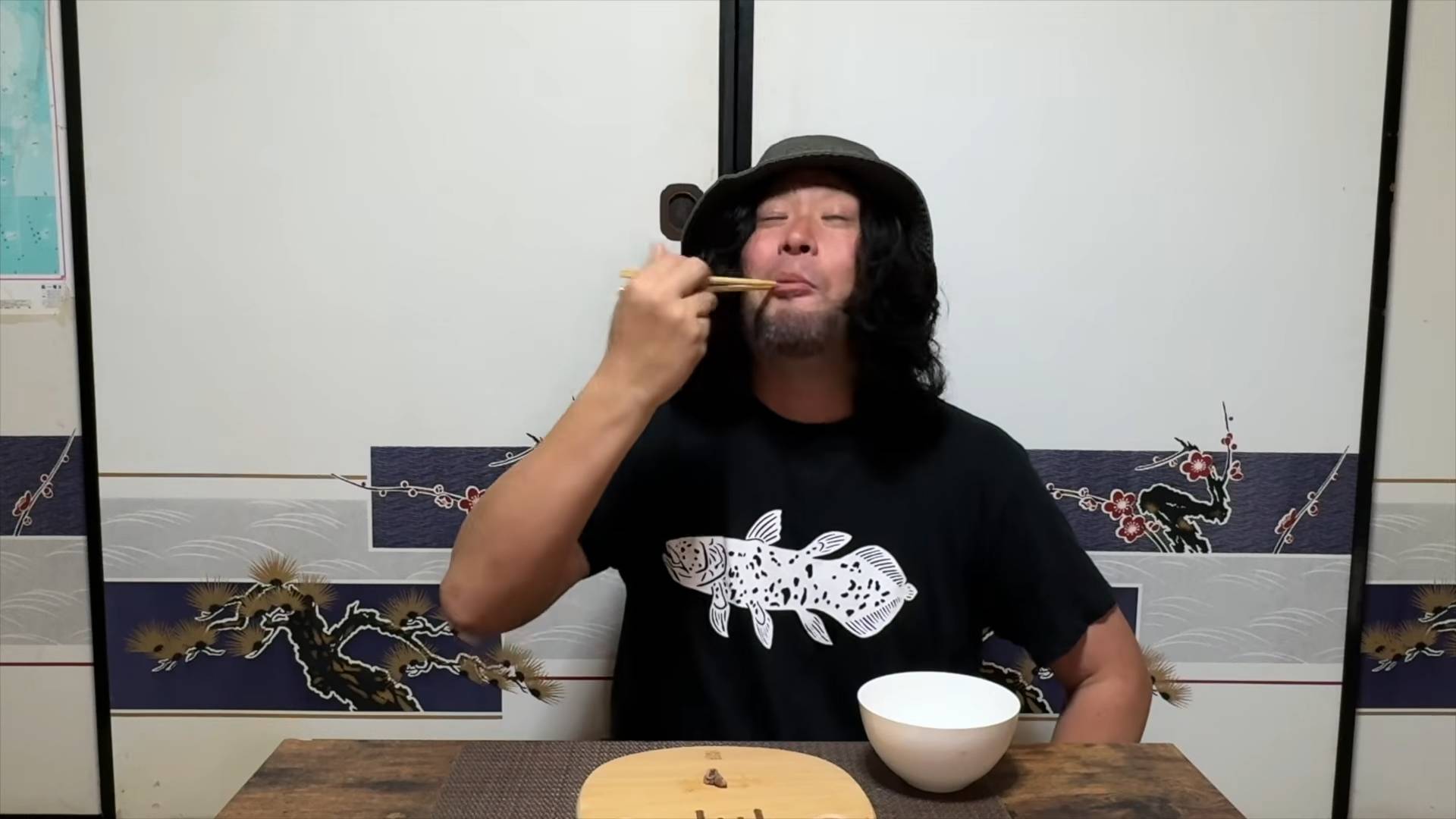 生き物系YouTuber、フグと同じ猛毒を持つ「ヒョウモンダコ」を丸ごと一匹食べる - YouTubeニュース | ユーチュラ